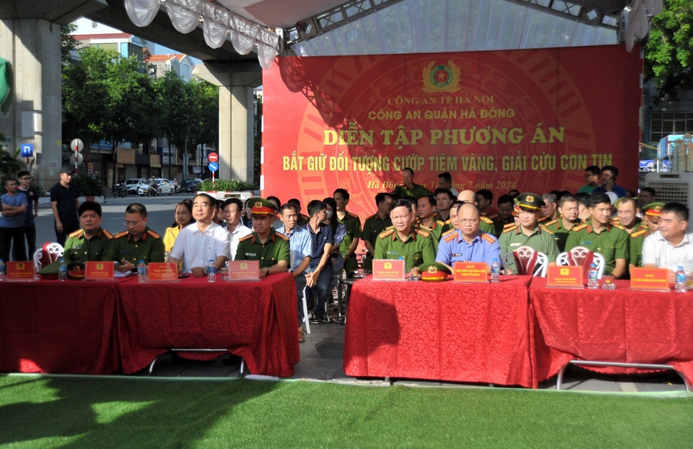 Mục sở thị cảnh sát Hà Đông xử lý đối tượng cướp tiệm vàng