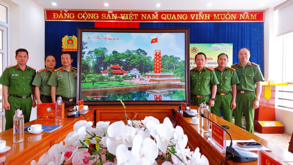 Đoàn công tác trao tặng quà tới Đảng ủy, Ban chỉ huy, cán bộ, chiến sĩ Công an huyện Văn Yên Đoàn công tác trao tặng quà tới Đảng ủy, Ban chỉ huy, cán bộ, chiến sĩ Công an huyện Văn Yên