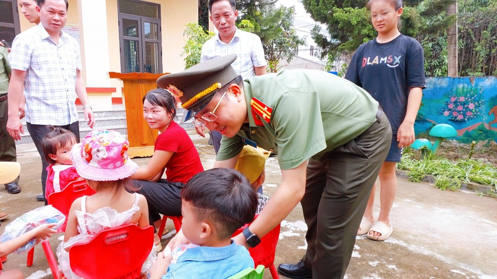 Đoàn công tác thăm, tặng quà các em nhỏ