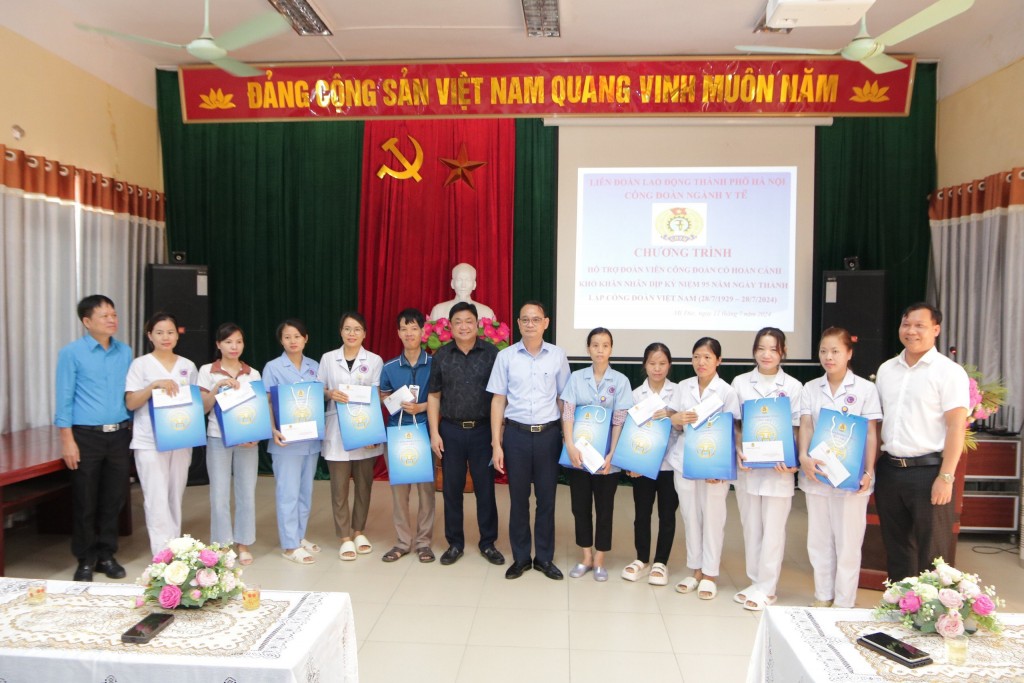 : Chủ tịch Công đoàn ngành Y tế Hà Nội Trịnh Tố Tâm trao tặng quà cho Bệnh viện Tâm thần Mỹ Đức.