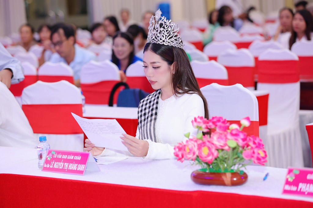 Hoa hậu Hoàng Oanh trong vai trò cố vấn Ban Giám khảo hội thi Nét duyên áo bà ba