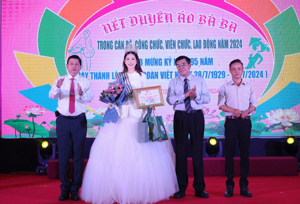 Hoa hậu nhân ái Hoàng Oanh chấm thi Nét duyên áo bà ba
