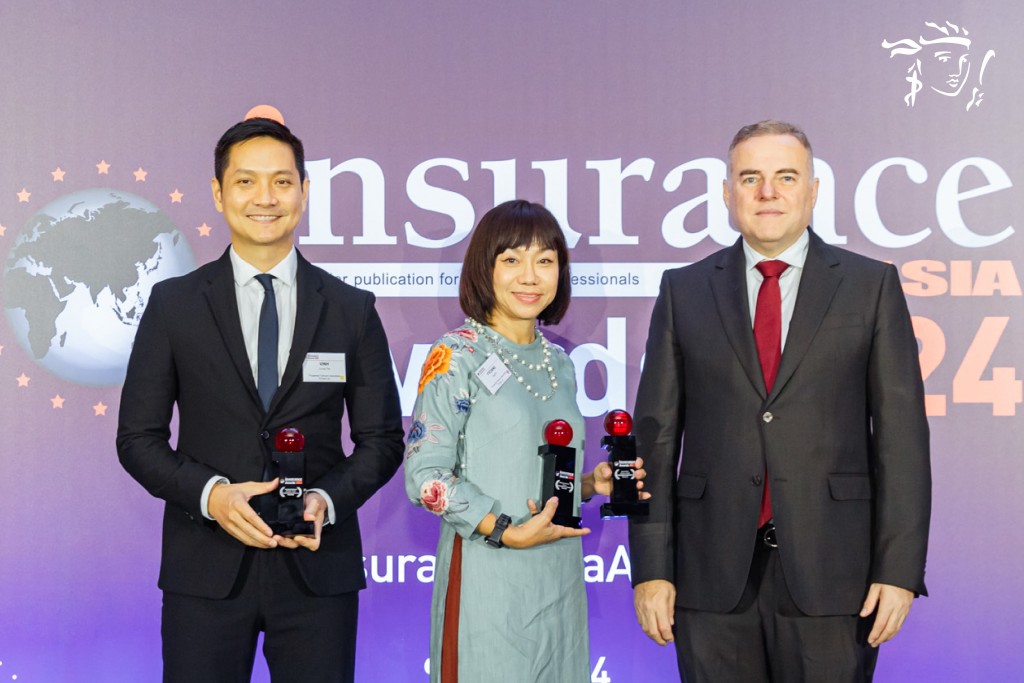 Bà Nguyễn Thanh Hà – Phó Tổng Giám Đốc Giao dịch bảo hiểm (đứng giữa) và ông Lương Thế Vinh – Giám đốc Sản phẩm (ngoài cùng bên trái) tại lễ trao giải Insurance Asia Awards 2024
