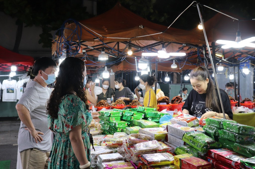 Chợ hoạt động theo mô hình phố đi bộ, mua sắm, ẩm thực, đồ lưu niệm, mỹ nghệ, trang sức… với khoảng 150 gian hàng (Ảnh Đ.Minh)