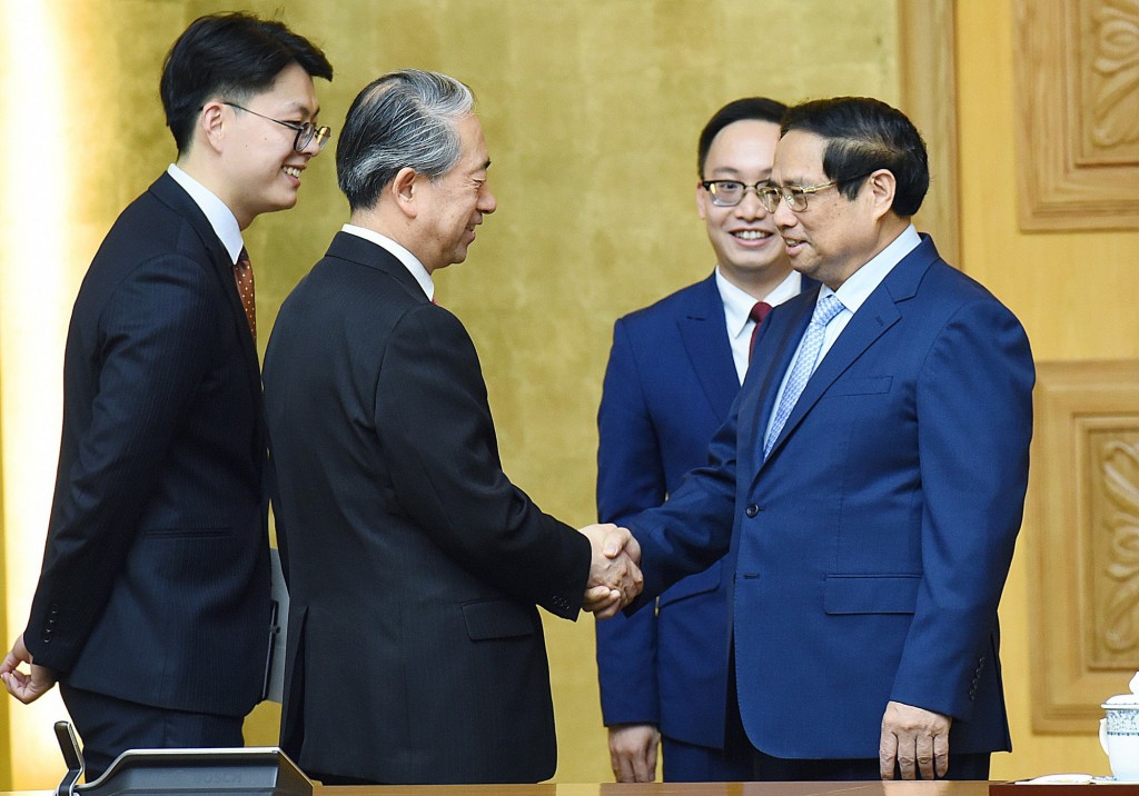 Thủ tướng Phạm Minh Chính chúc mừng Đại sứ Hùng Ba đã hoàn thành xuất sắc nhiệm kỳ công tác tại Việt Nam; bày tỏ ghi nhận, đánh giá cao những đóng góp tích cực, quan trọng của Đại sứ Hùng Ba cho quan hệ hữu nghị, hợp tác hai nước - Ảnh: VGP/Nhật Bắc