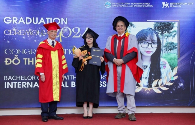 Những cử nhân kinh doanh quốc tế đầu tiên của trường FBU