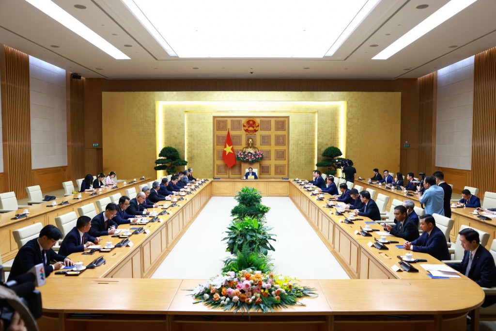 Thủ tướng Phạm Minh Chính và Đại sứ Trung Quốc Hùng Ba trao đổi toàn diện về các biện pháp nhằm tiếp tục triển khai hiệu quả, cụ thể hóa 2 bản Tuyên bố chung cấp cao Việt Nam-Trung Quốc - Ảnh: VGP/Nhật Bắc