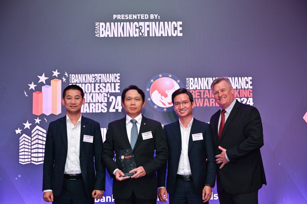   Đại diện Vietcombank nhận giải thưởng tại Lễ trao giải ABF 2024