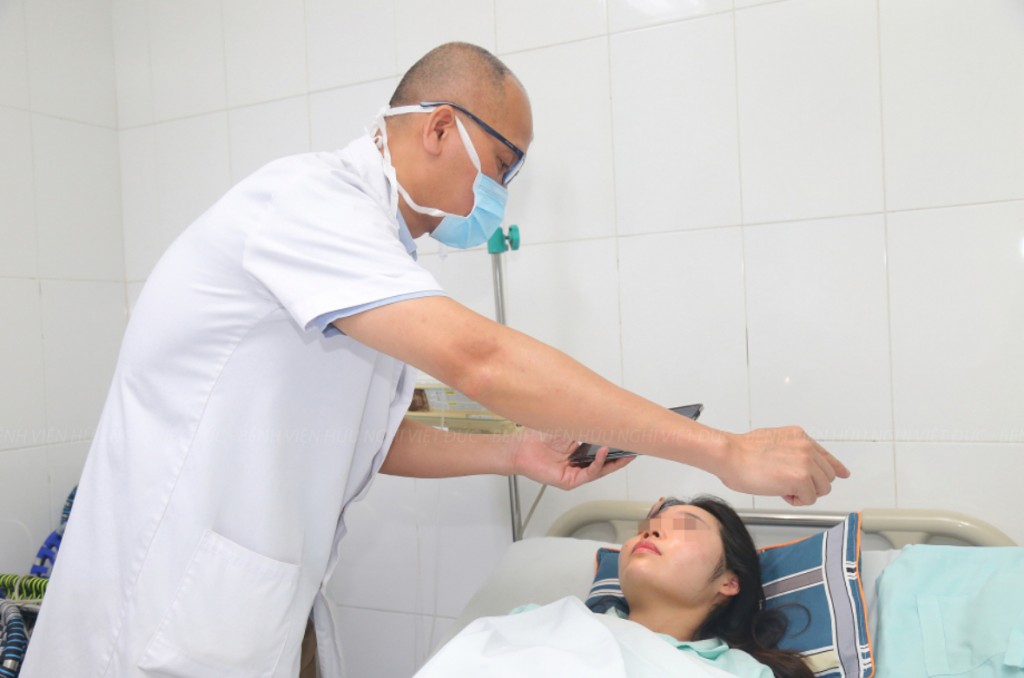Mù mắt sau tiêm filler ở nước ngoài, nữ bệnh nhân về nước cầu cứu bác sĩ BV Việt Đức
