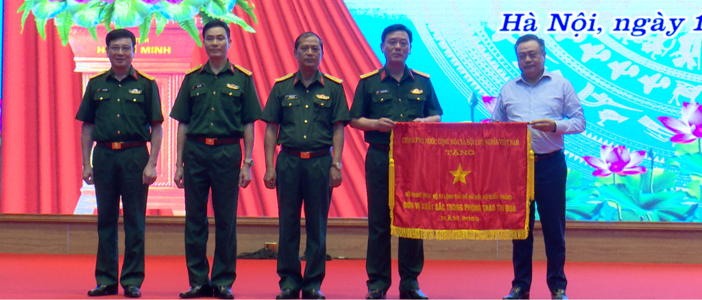 Chủ tịch UBND thành phố Trần Sỹ Thanh trao Cờ thi đua của Thủ tướng Chính phủ cho Bộ Tham mưu, Bộ Tư lệnh Thủ đô