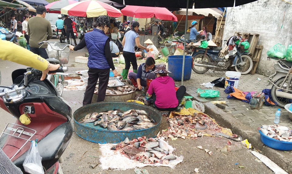Tại khu vực buôn bán hàng thủy hải sản, thì phần lớn các loại cá được người bán tiến hành mổ ngay trên nền đất hoặc bê tông, bên cạnh cống rãnh thoát nước không được xử lý; không bảo đảm vệ sinh ATTP