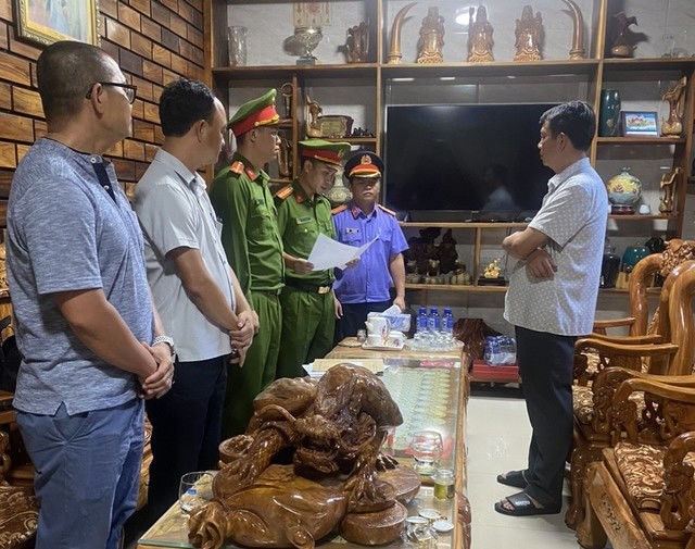Cơ quan Công an đọc lệnh bắt tạm giam ông Lê Quang Thuận (bên phải) (Ảnh CACC)