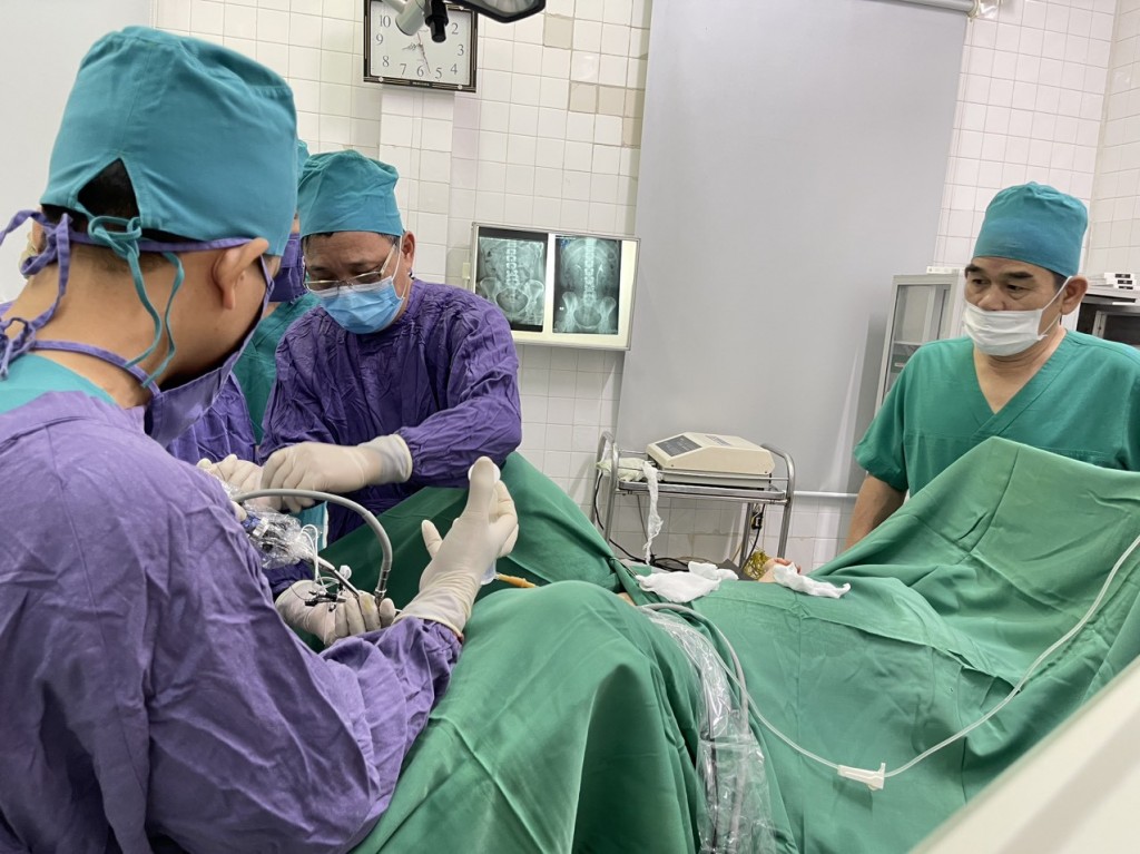 Các bác sĩ bệnh viện Đa khoa huyện Nghi Lộc thực hiện kỹ thuật nội soi tán sỏi ngược dòng bằng laser