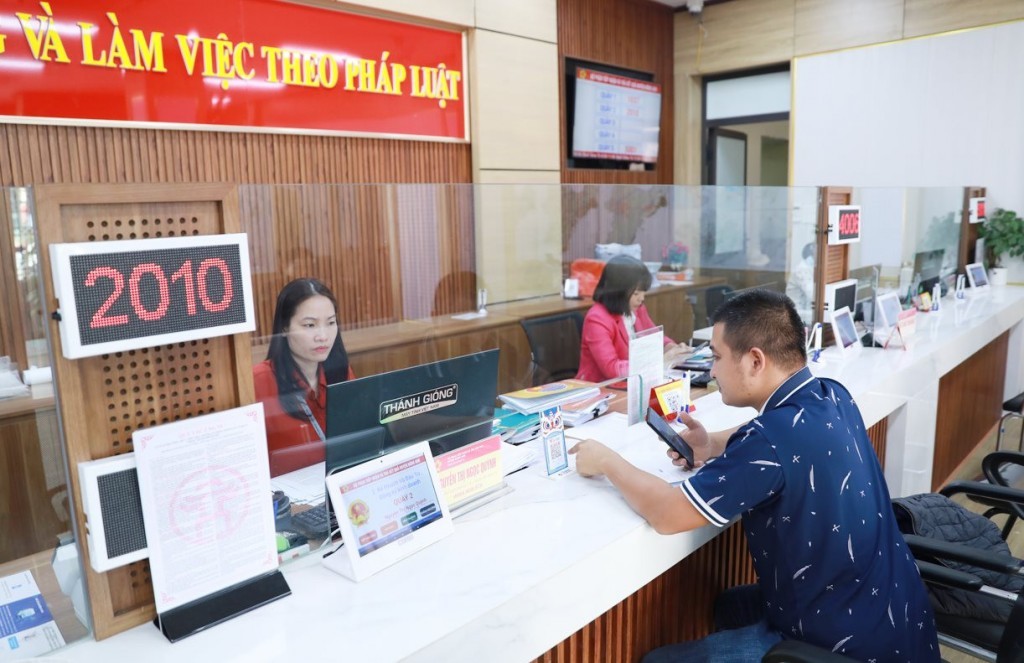 Người dân thực hiện thủ tục hành chính tại bộ phận “một cửa” UBND huyện Đông Anh, Hà Nội