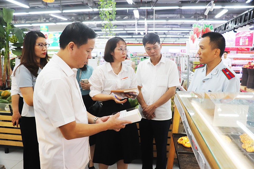 Ngành chức năng kiểm  tra ATTP tại một siêu thị trên địa bàn quận Đống Đa, Hà Nội