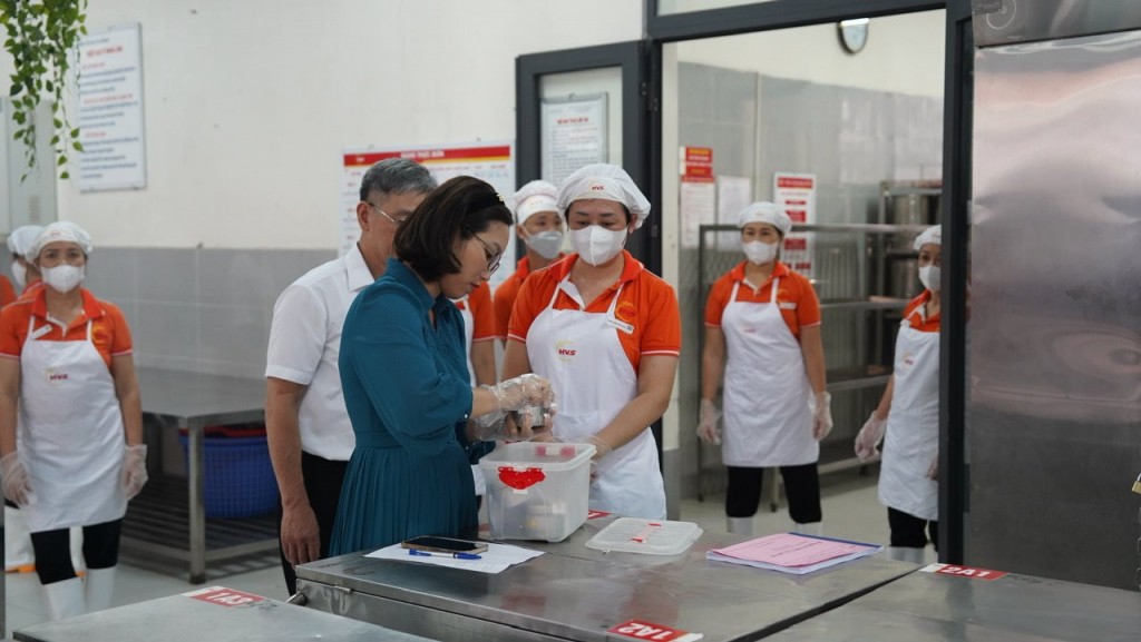 Đoàn kiểm tra kiểm tra hoạt động lưu mẫu thực phẩm tại bếp ăn Trường TH Chu Văn An, quận Tây Hồ, Hà Nội
