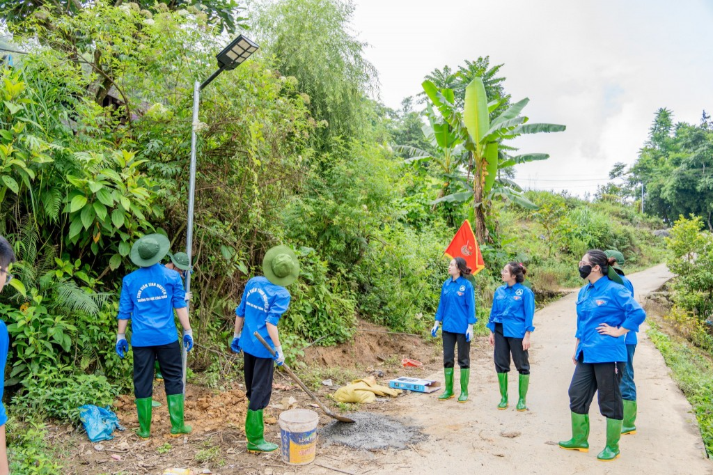 Các chiến sĩ tình nguyện thực hiện công trình thắp sáng đường 