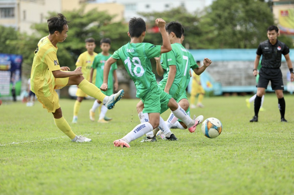 Sông Lam Nghệ An bảo vệ thành công ngôi vô địch