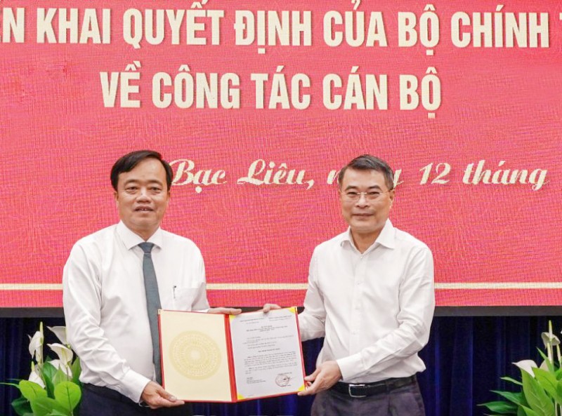 Trưởng Ban Tổ chức Trung ương Lê Minh Hưng (bên phải) trao quyết định của Bộ Chính trị cho ông Huỳnh Quốc Việt (Ảnh: Văn Đức)