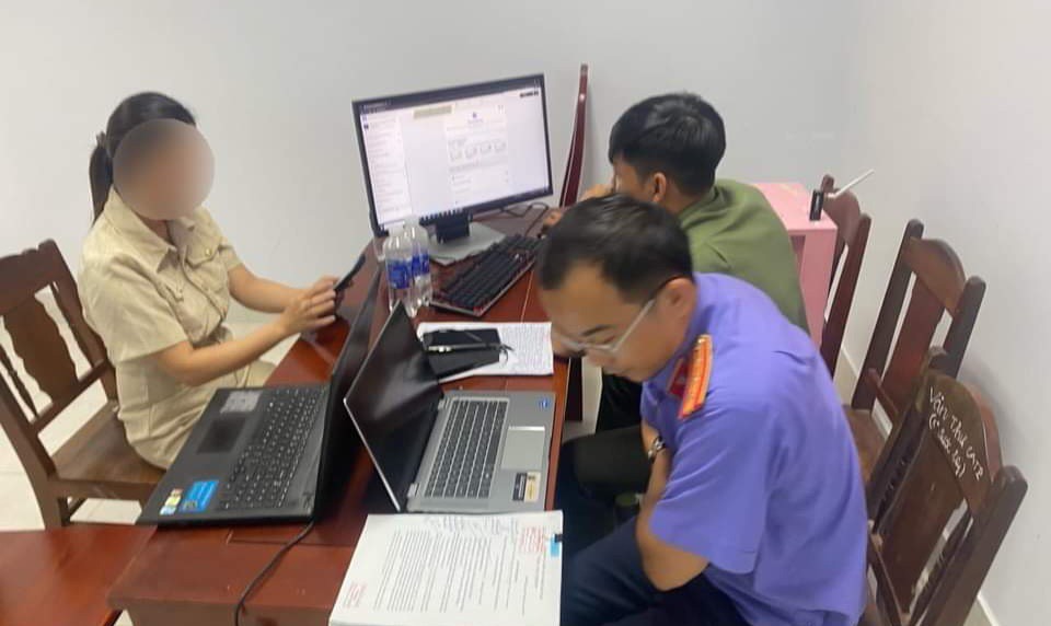 Phòng An ninh mạng và Viện KSND TP Đà Nẵng trao trả tài khoản cho bà Đ.T.P.D (Ảnh CACC)