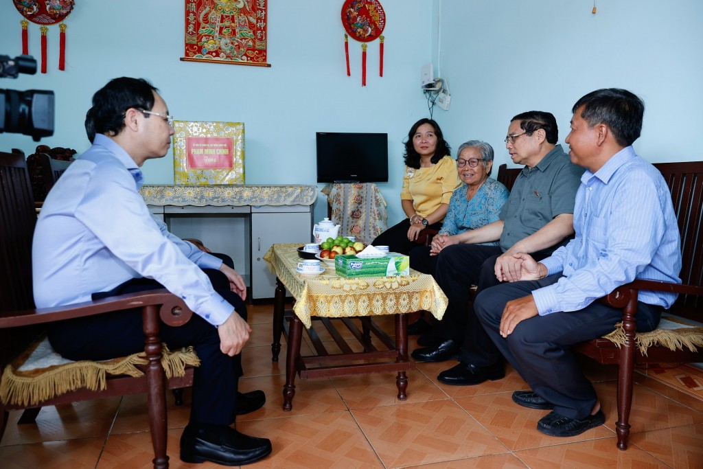 Thủ tướng thăm hỏi, tặng quà gia đình liệt sĩ Nguyễn Đình Hóa tại phường Thốt Nốt, quận Thốt Nốt, TP. Cần Thơ - Ảnh VGP/Nhật Bắc