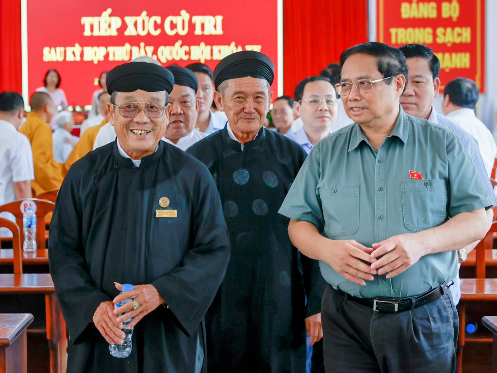 Thủ tướng Phạm Minh Chính trao đổi với các cử tri - Ảnh VGP/Nhật Bắc