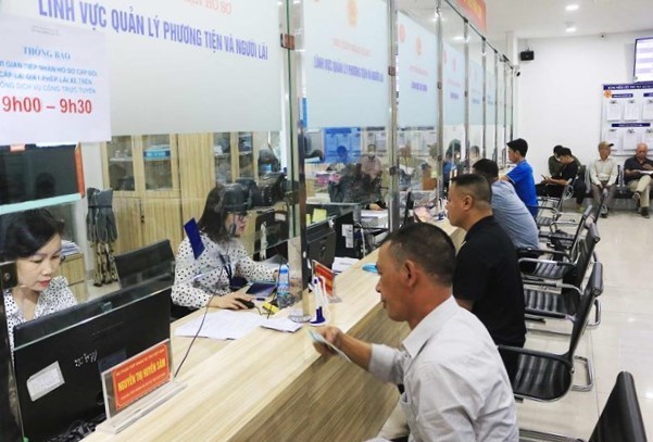 Người dân xếp hàng làm thủ tục cấp, đổi giấy phép lái xe tại Sở Giao thông vận tải Hà Nội. 
