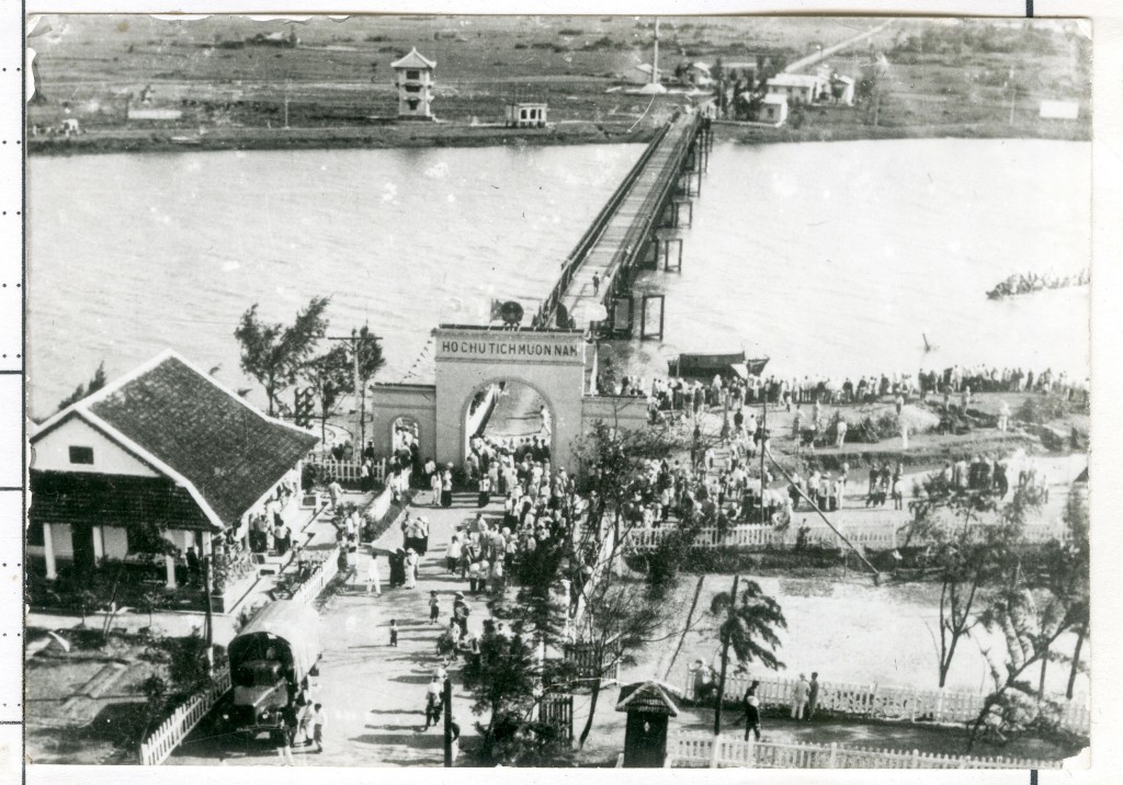 Cầu Hiền Lương (phía bờ Bắc) sau ngày hòa bình lập lại năm 1954 (nguồn ảnh: BTLSQG)