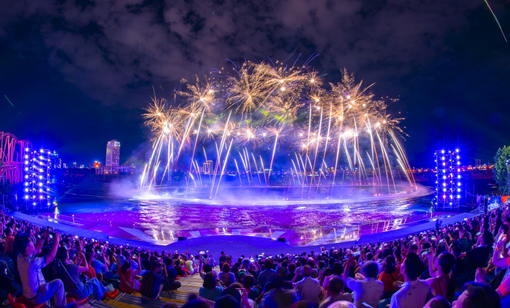 Show trình diễn Symphony of River (Bản giao hưởng bên sông) nối dài những trải nghiệm pháo hoa của du khách đến với Đà Nẵng cho đến hết tháng 9