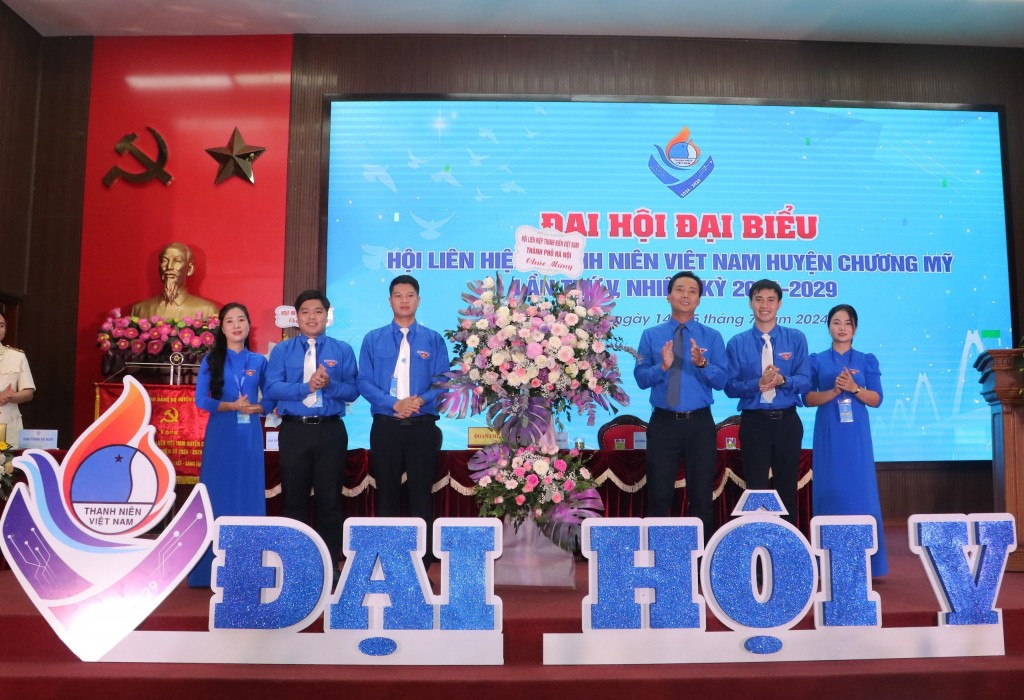 Các anh, chị đại diện lãnh đạo Thành đoàn - Hội LHTN thành phố Hà Nội tặng hoa chúc mừng Đại hội