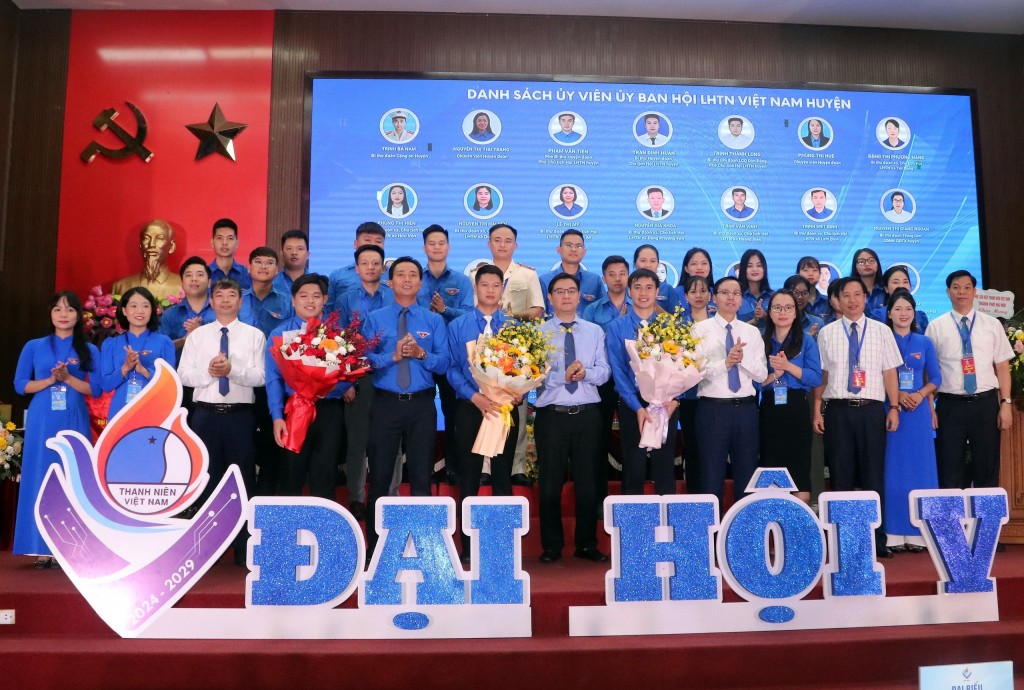 Ủy ban Hội LHTN huyện Lộc Hà khóa IV ra mắt, nhận nhiệm vụ mới và nhận hoa chúc mừng của Hội LHTN tỉnh cùng lãnh đạo huyện Lộc Hà.