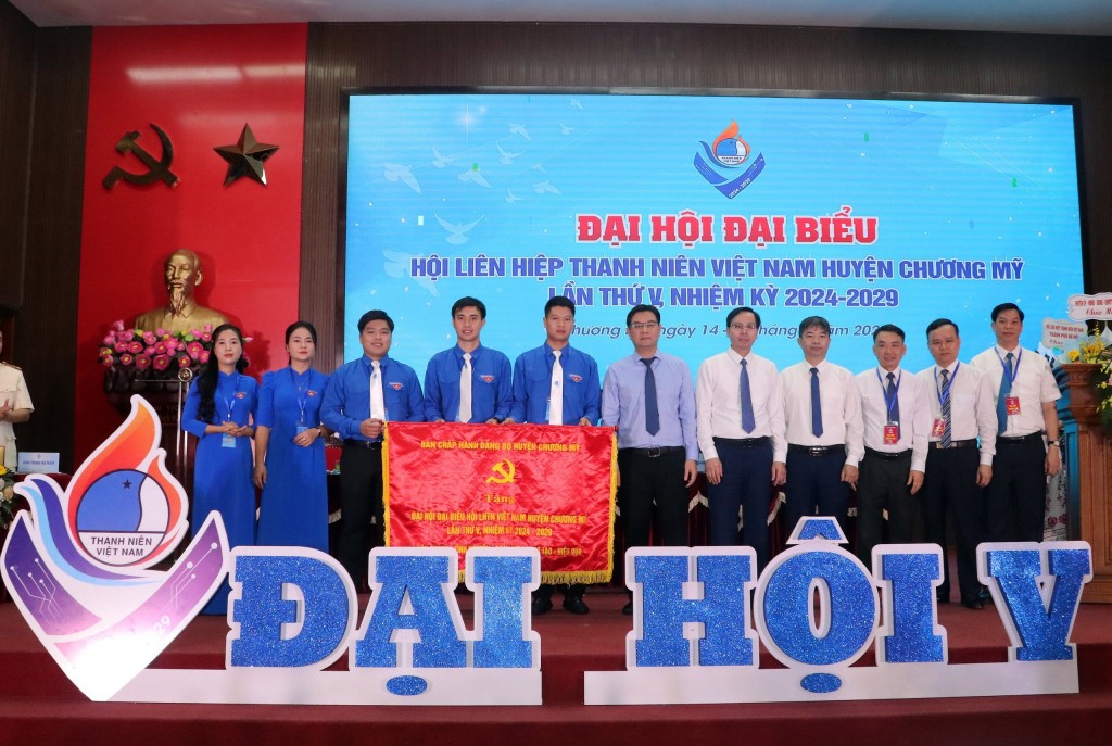 Đại diện lãnh đạo huyện Thanh Trì trao tặng bức trướng tới Hội LHTN huyện
