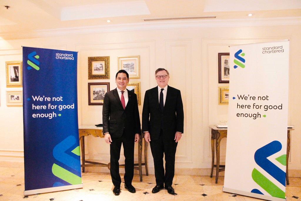 Chủ tịch HĐQT TCBS Nguyễn Xuân Minh (bên trái) và Chủ tịch Tập đoàn Standard Chartered José Viñals (bên phải)