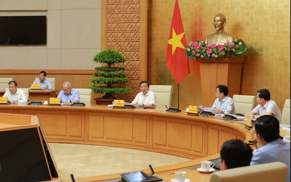 Phó Thủ tướng Trần Hồng Hà nhấn mạnh vai trò của Nhà nước trong bảo đảm an toàn hệ thống, khuyến khích phát triển điện nền (pin lưu trữ điện, thuỷ điện tích năng, điện hạt nhân an toàn) để tăng tỉ lệ huy động điện năng lượng tái tạo, năng lượng mới… - Ảnh: VGP/Minh Khôi