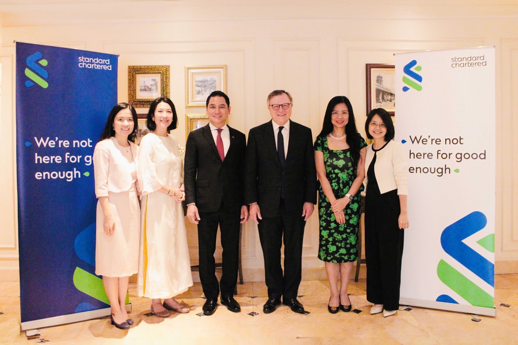 Ông Nguyễn Xuân Minh, Ông José Viñals, Tổng Giám đốc Standard Chartered Việt Nam Michele Wee (thứ 2 từ trái), bà Nguyễn Thúy Hạnh (thứ 2 từ phải)