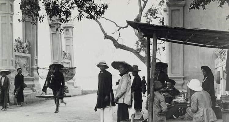 Quán nước chè trước cổng đền Quán Thánh khoảng năm 1930 
