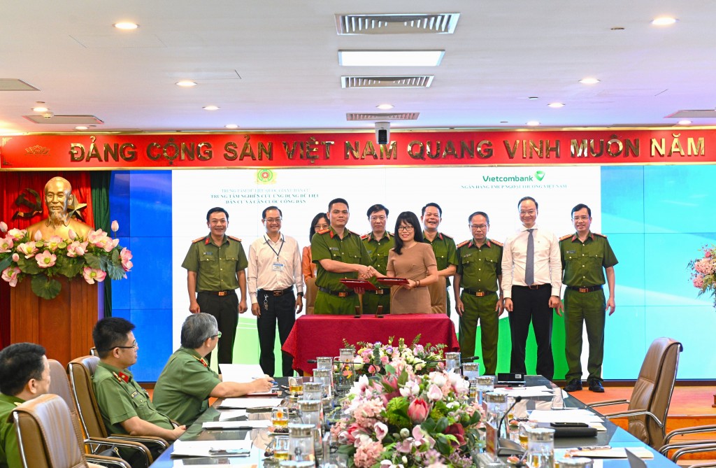 Lễ ký kết “Dịch vụ xác thực điện tử” giữa đại diện Bộ Công an và Vietcombank