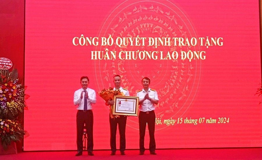 Cục trưởng Cục Thuế thành phố Hà Nội Vũ Mạnh Cường nhận Huân chương Lao động hạng Ba của Chủ tịch nước.