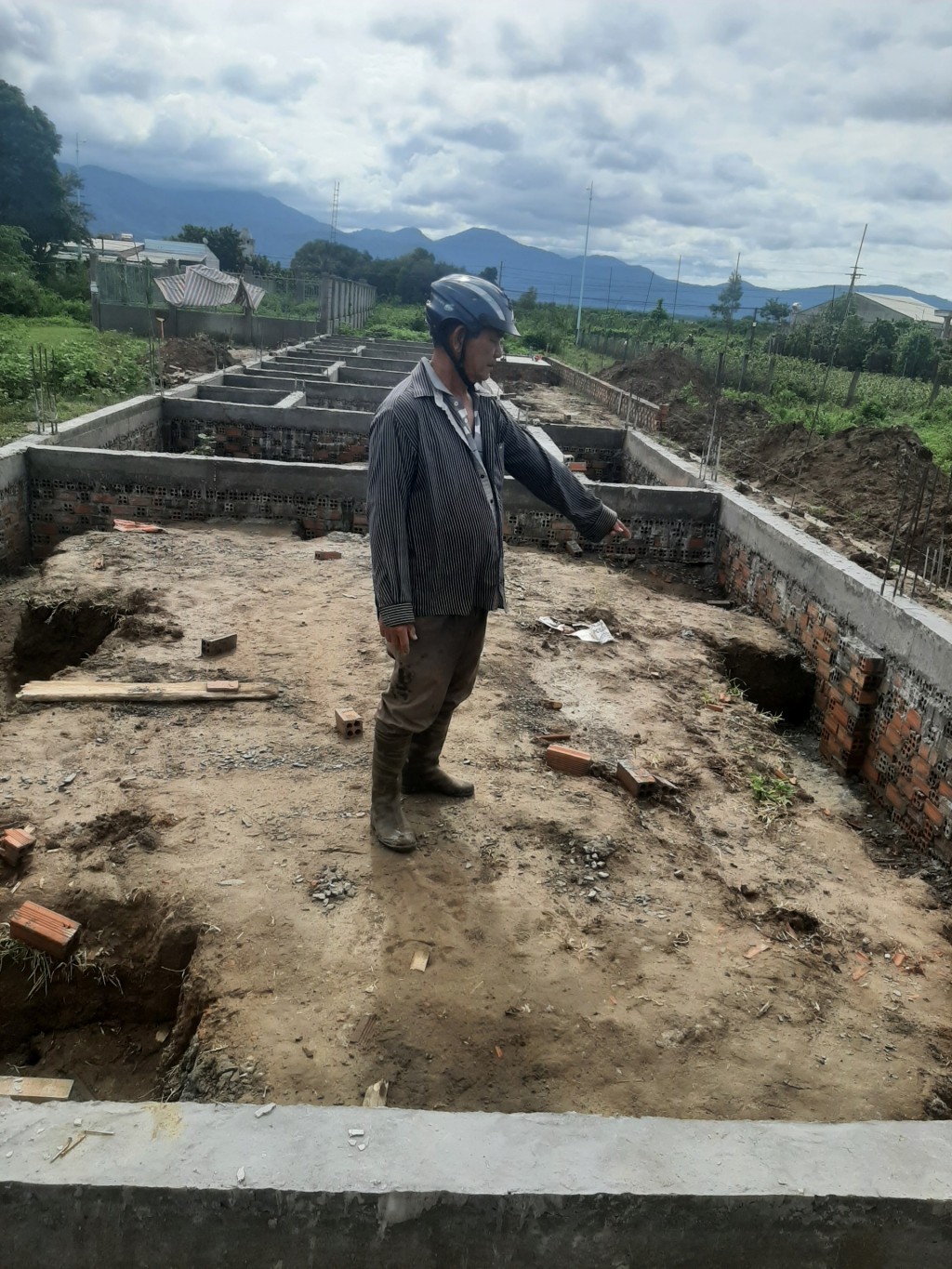 Công trình của ông Nguyễn Văn Thanh tạm dừng thi công vì không có đất đổ vào móng