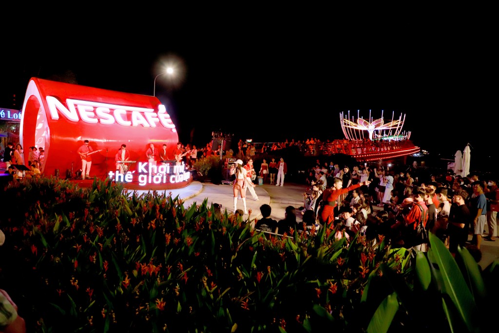 8. Người dân tại TP. Cần Thơ có cơ hội lưu giữ nhiều kỷ niệm đáng nhớ khi tham quan không gian ánh sáng 360 độ của NESCAFÉ trên cầu Tình Yêu (bến Ninh Kiều) rực rỡ sắc đỏ từ 22-23_6
