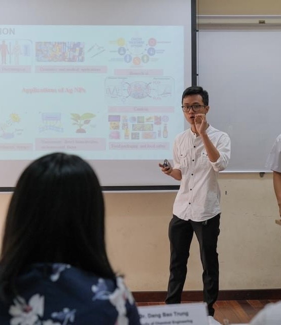 Nguyễn Duy Hải thuyết trình dự án cho một cuộc thi về Nghiên cứu Khoa học