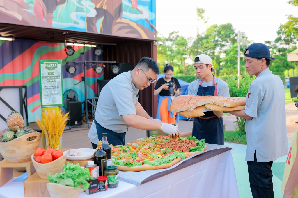 Những món ăn đặc sắc như Tháp sườn Thái Lan, Bánh Burger, Bánh mỳ Hotdog... còn được chế biến theo phong cách “siêu to khổng lồ” khiến du khách ấn tượng và thích thú.