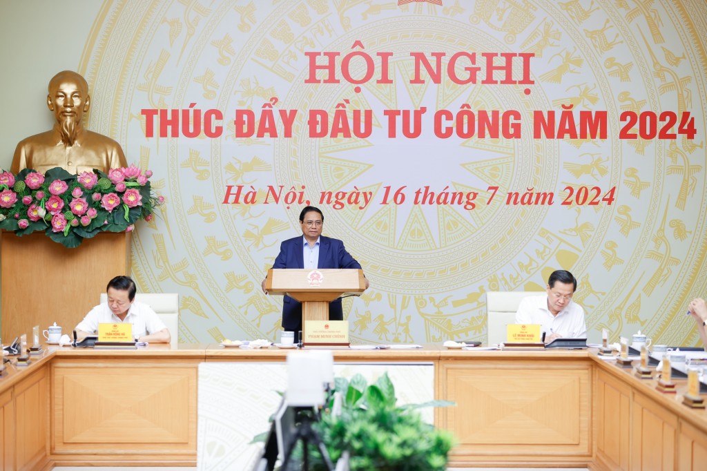 Thủ tướng Phạm Minh Chính chủ trì Hội nghị trực tuyến toàn quốc của Thường trực Chính phủ về thúc đẩy đầu tư công năm 2024 - Ảnh: VGP/Nhật Bắc