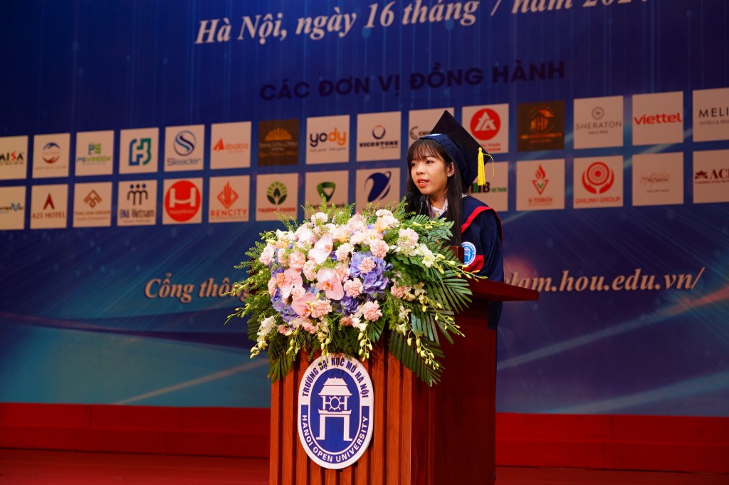 tân cử nhân Bùi Thị Ngọ, sinh viên khóa K27 ngành Ngôn ngữ Trung Quốc, khoa Tiếng Trung Quốc, trường Đại học Mở Hà Nội