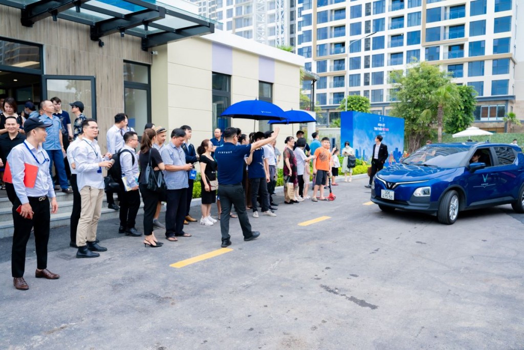 Cư dân Vinhomes và khách hàng hào hứng tham gia lái thử xe điện VinFast tại Vinhomes Grand Park