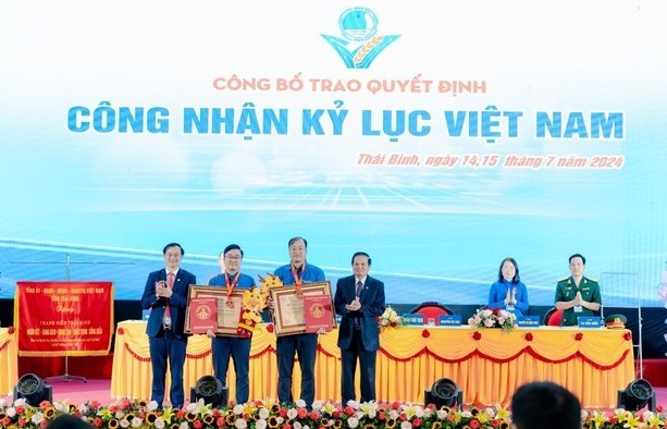 Góp ảnh về hoạt động tình nguyện xây “Ngôi nhà số cho em”
