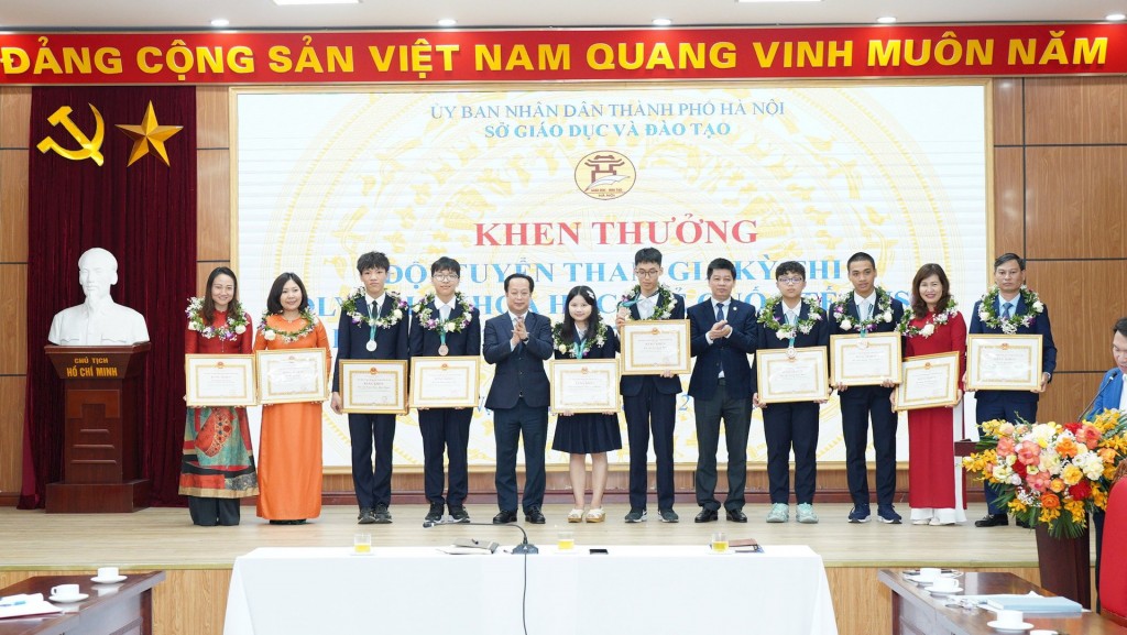 Hà Nội đề xuất tăng mức thưởng học sinh đoạt huy chương Olympic quốc tế