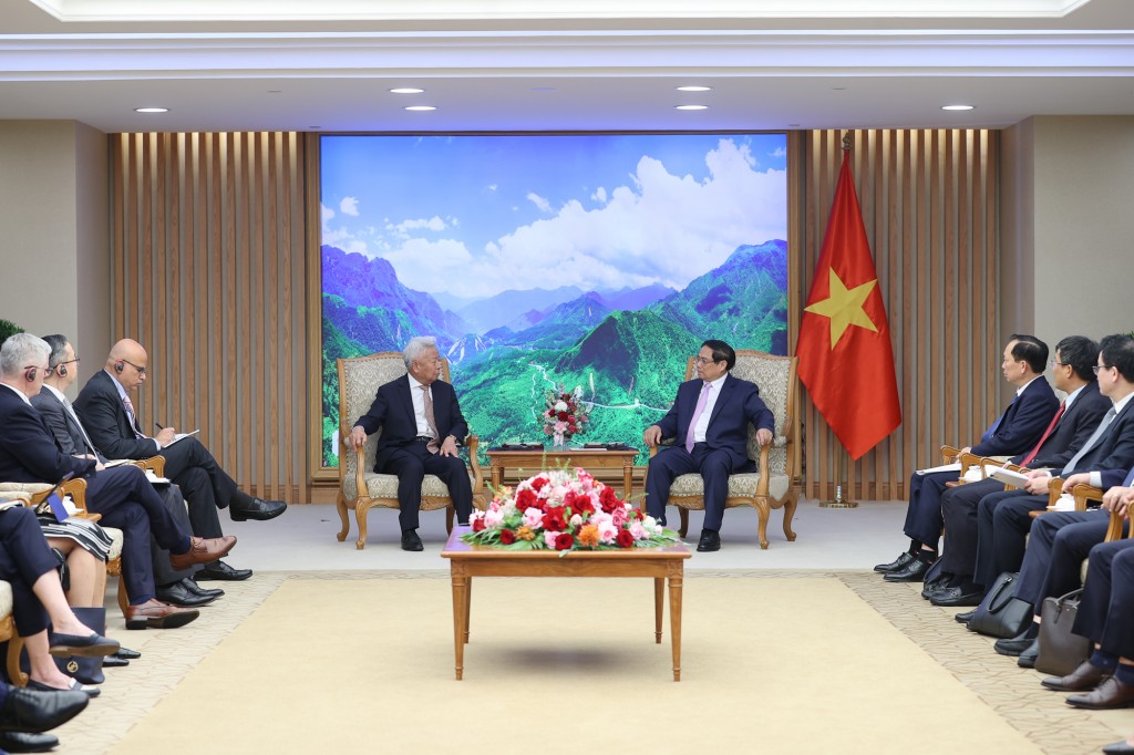 Chủ tịch Ngân hàng Đầu tư cơ sở hạ tầng châu Á chúc mừng những thành tựu phát triển và tốc độ tăng trưởng kinh tế ấn tượng của Việt Nam - Ảnh: VGP/Nhật Bắc