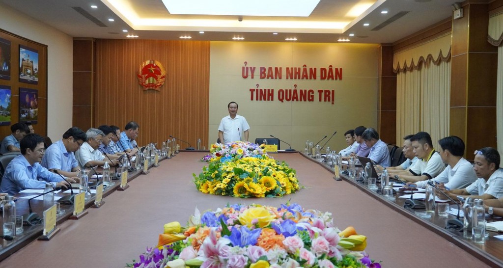 Chủ tịch UBND tỉnh Quảng Trị Võ Văn Hưng chủ trì cuộc họp để tháo gỡ khó khăn trong công tác GPMB cao tốc Vạn Ninh - Cam Lộ (Ảnh quangtri.gov)