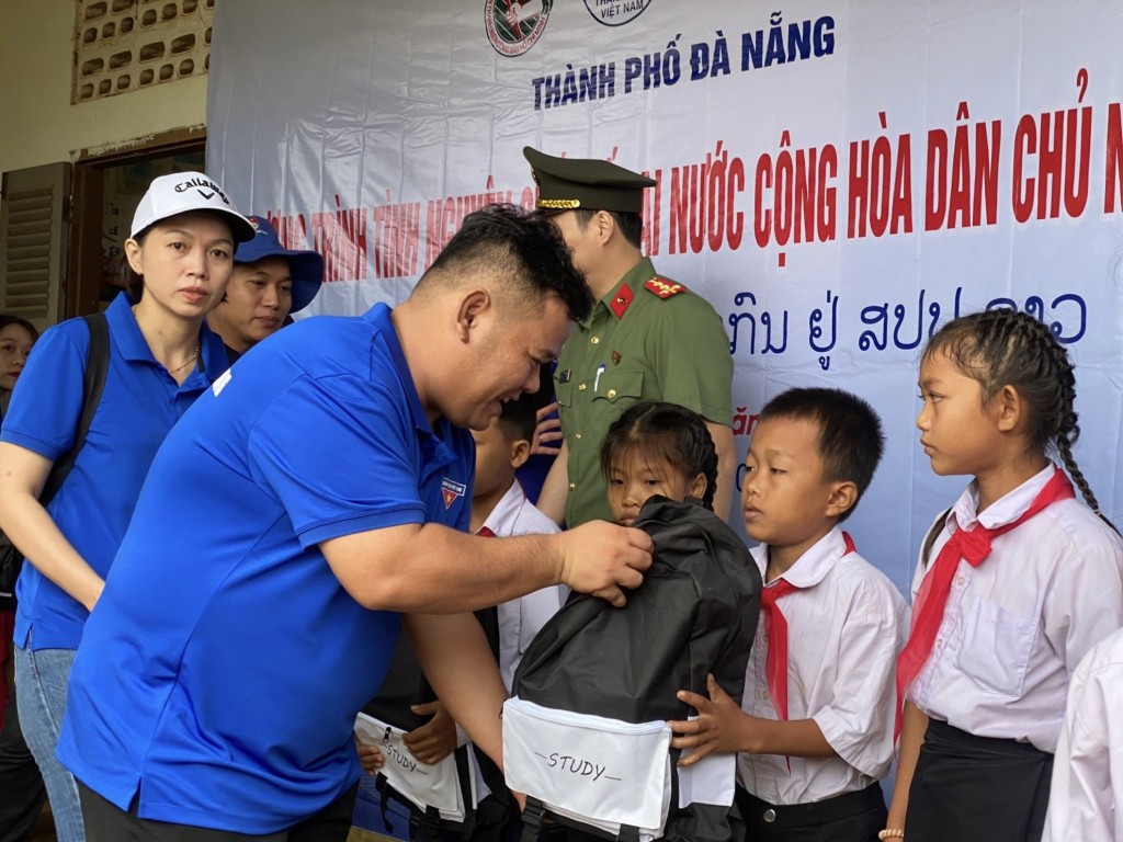 Thành đoàn Đà Nẵng thường xuyên tổ chức hoạt động tình nguyện quốc tế an sinh xã hội tại nước bạn Lào, trong đó có Tỉnh Salavan